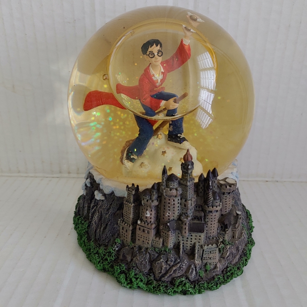 Harry Potter Quidditch Hogwarts Castle Snow Globe Warner Bros - 853100A ENESCO